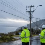 Inspectores eléctricos revisan una red de distribución después de un sistema frontal, imagen editorial referencial