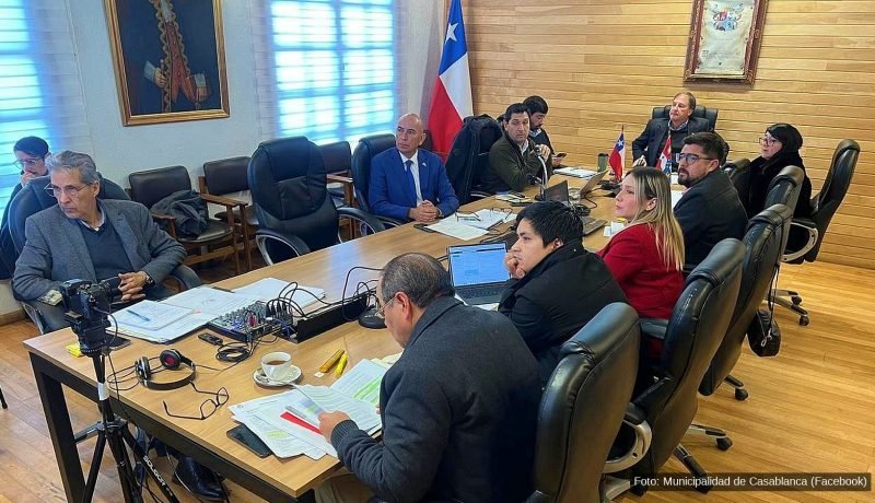 Autoridades y equipos municipales durante una reunión de trabajo en Casablanca