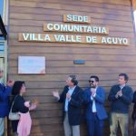 Personas frente a la sede comunitaria de Villa Valle de Acuyo, con el nombre del recinto visible en su fachada.