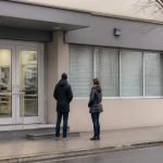 Personas frente a una sucursal bancaria genérica en una escena editorial sobre prevención