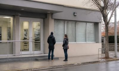 Personas frente a una sucursal bancaria genérica en una escena editorial sobre prevención