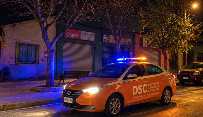 Vehículo de la Dirección de Seguridad Ciudadana de Casablanca en una calle durante la noche