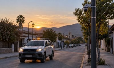Vehículo genérico de patrullaje preventivo en una calle urbana al atardecer