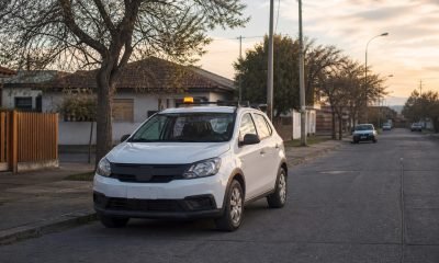 Vehículo genérico de seguridad comunitaria en una calle residencial al atardecer