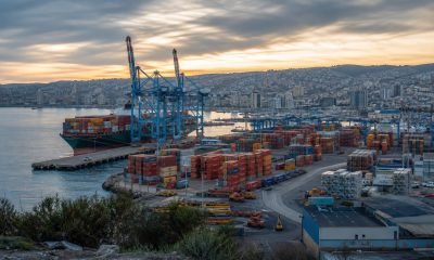 Vista de infraestructura portuaria con grúas y contenedores en la zona central de Chile