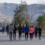 Grupo de personas trotando en una calle durante una mañana de invierno