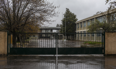 Entrada cerrada de un establecimiento educacional durante una jornada de lluvia invernal