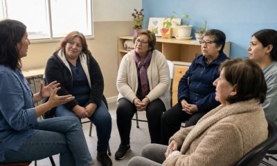 Grupo de cuidadoras participa en un taller de bienestar emocional