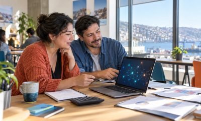 Dos emprendedores trabajan con herramientas digitales y documentos de negocio