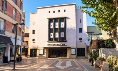 Fachada y acceso del Teatro Mauri SCD, con explanada peatonal y árboles.