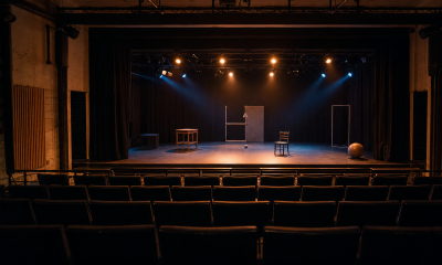 Sala de teatro vacía iluminada antes de una función en Valparaíso