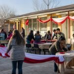 Voluntarios preparan una actividad solidaria comunitaria en el patio de una escuela
