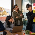 Equipo de emprendedores trabaja en un programa de incubación con vista a los cerros de Valparaíso
