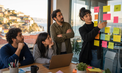 Equipo de emprendedores trabaja en un programa de incubación con vista a los cerros de Valparaíso