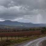 Nubes convectivas y cortinas de lluvia sobre un valle rural de la Región de Valparaíso