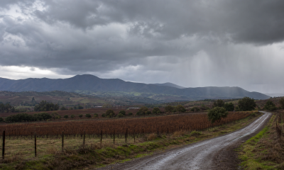 Nubes convectivas y cortinas de lluvia sobre un valle rural de la Región de Valparaíso