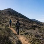 Dos excursionistas ascienden por un sendero de cerro en la zona central de Chile