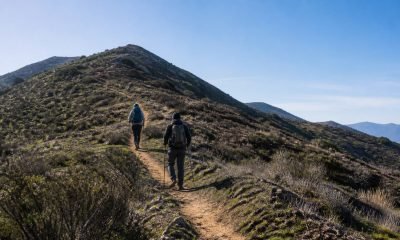 Dos excursionistas ascienden por un sendero de cerro en la zona central de Chile