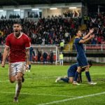 Futbolista de Unión La Calera celebra bajo la lluvia ante Everton