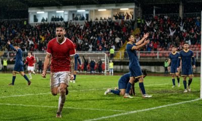 Futbolista de Unión La Calera celebra bajo la lluvia ante Everton