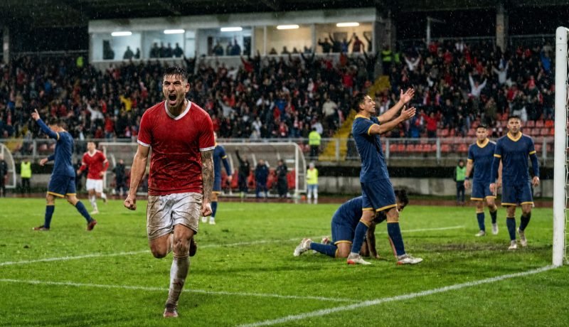 Futbolista de Unión La Calera celebra bajo la lluvia ante Everton