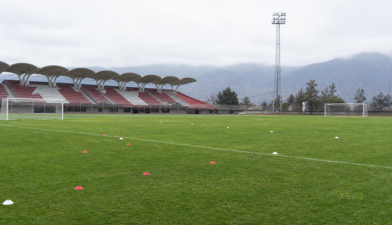 Cancha de fútbol vacía preparada para el inicio de la segunda rueda del torneo