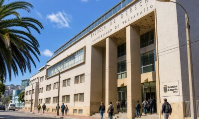 Edificio de la Universidad de Valparaíso con estudiantes ingresando al campus