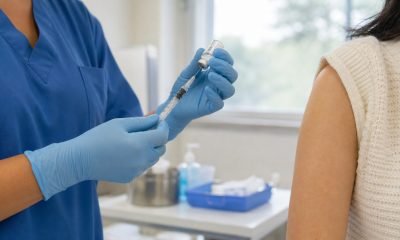 Trabajadora de salud prepara una vacuna antes de atender a una paciente