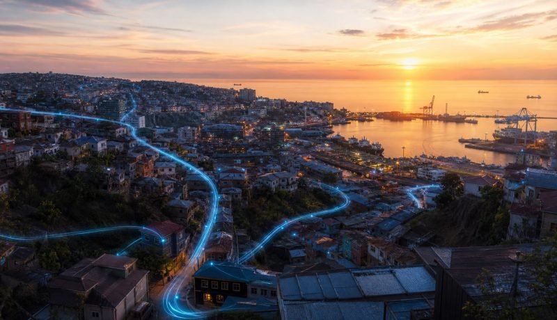 Vista de Valparaíso conectada por una red luminosa de fibra óptica