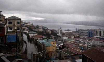 Vista de Valparaíso bajo cielo cubierto y lluvia, composición editorial referencial