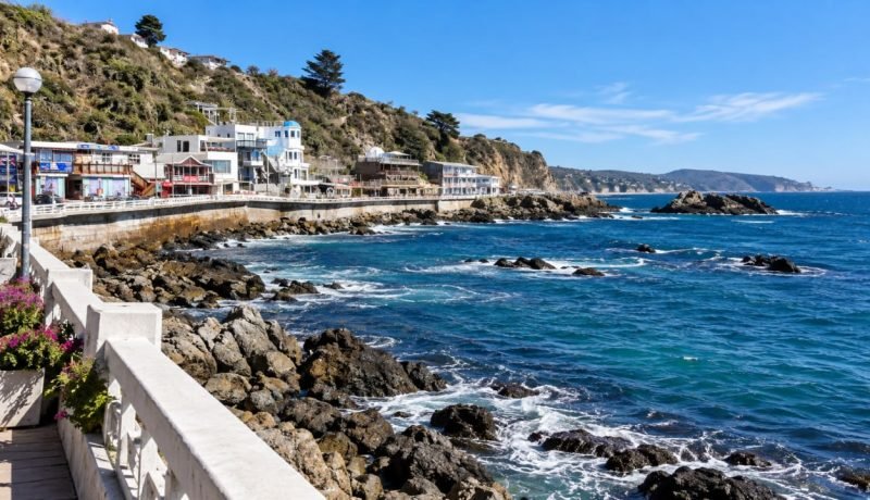 Vista del borde costero de la Región de Valparaíso durante una jornada despejada