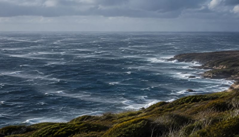 Mar agitado por viento sur frente a la costa central
