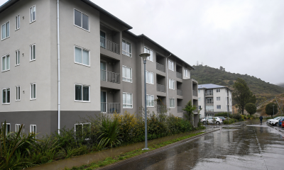 Conjunto residencial bajo lluvia reciente en la Región de Valparaíso
