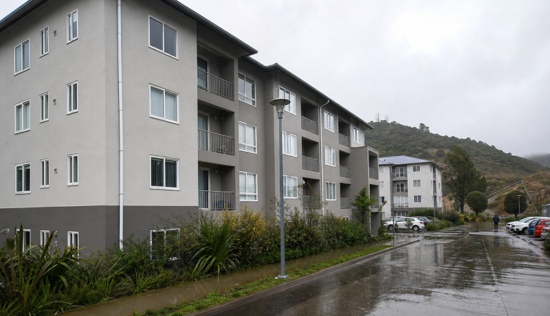 Conjunto residencial bajo lluvia reciente en la Región de Valparaíso